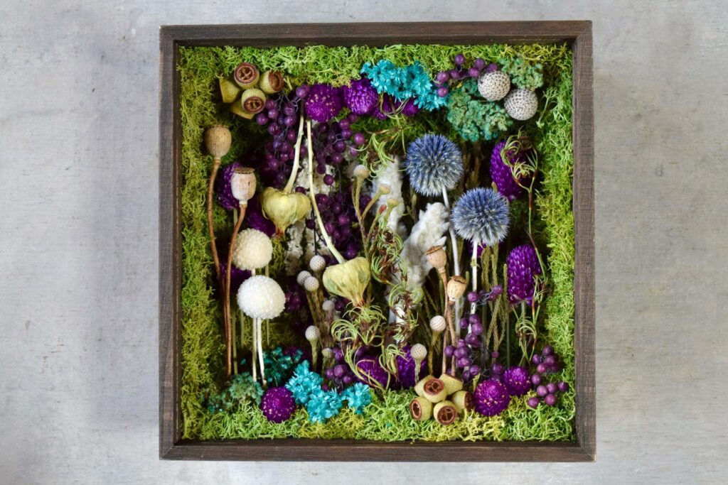 植物が群生して息づくような、不思議で奇妙な世界を閉じ込めた東京の花屋『叢屋kusamuraya』の植物インテリア。澄んだブルーがアクセントの、壁掛けに出来る立体装飾。