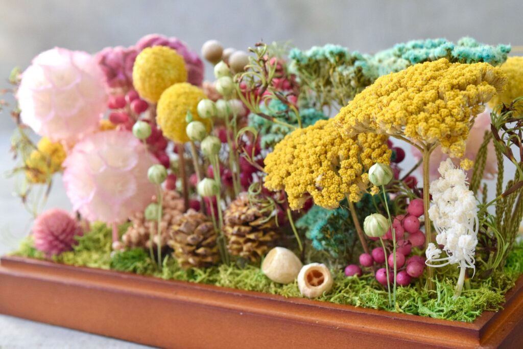 東京の花屋 叢屋Kusamurayaのドライフラワーインテリア雑貨。アンティーク調ガラスケース入りで、自宅用やギフト用に人気のアレンジメント。