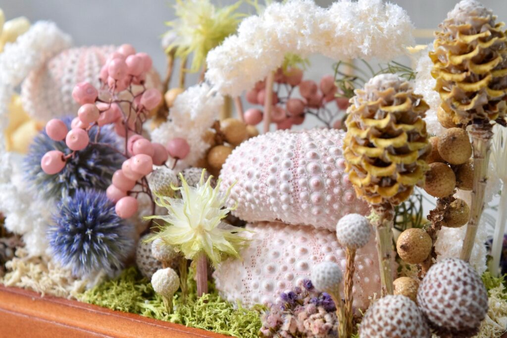 東京の花屋 叢屋Kusamurayaのドライフラワーインテリア雑貨。アンティーク調ガラスケース入りで、自宅用やギフト用に人気のアレンジメント。