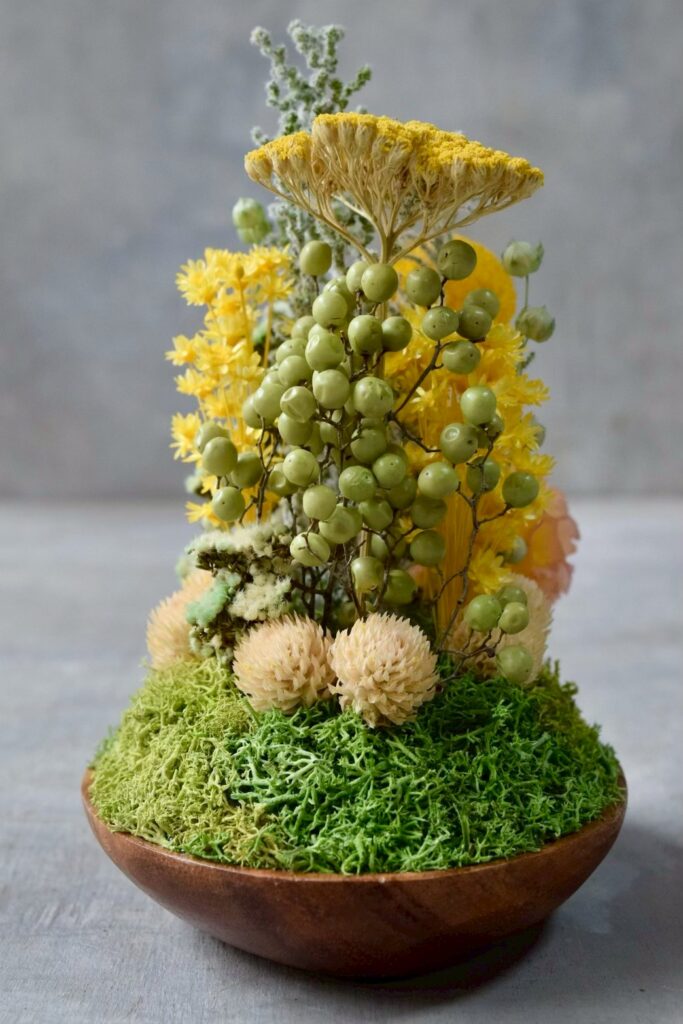 東京の花屋 叢屋Kusamurayaのドライフラワーインテリア雑貨。アンティーク調の木皿(ウッドプレート)を使った、自宅用やギフト用に人気のアレンジメント。