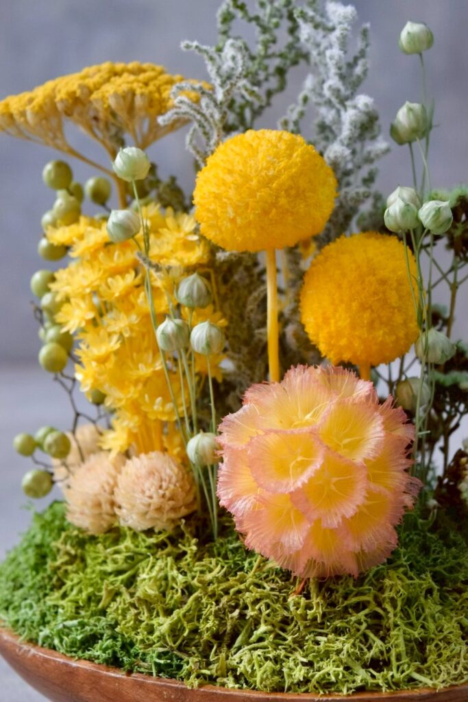 東京の花屋 叢屋Kusamurayaのドライフラワーインテリア雑貨。アンティーク調の木皿(ウッドプレート)を使った、自宅用やギフト用に人気のアレンジメント。