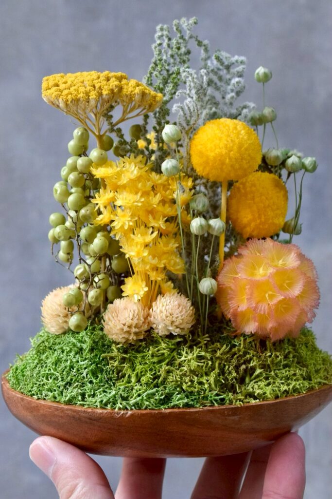 東京の花屋 叢屋Kusamurayaのドライフラワーインテリア雑貨。アンティーク調の木皿(ウッドプレート)を使った、自宅用やギフト用に人気のアレンジメント。