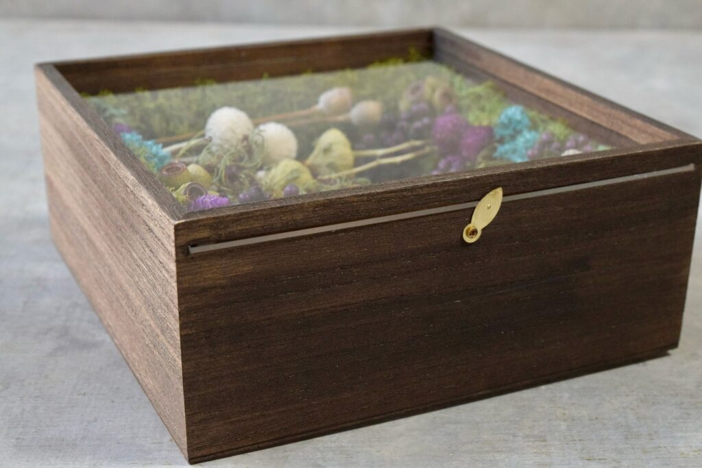 植物が群生して息づくような、不思議で奇妙な世界を閉じ込めた東京の花屋『叢屋kusamuraya』の植物インテリア。澄んだブルーがアクセントの、壁掛けに出来る立体装飾。