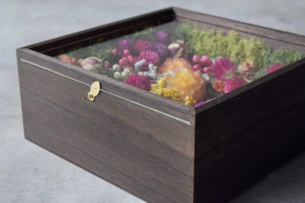 植物が群生して息づくような、不思議で奇妙な世界を閉じ込めた東京の花屋『叢屋kusamuraya』の植物インテリア。澄んだブルーがアクセントの、壁掛けに出来る立体装飾。