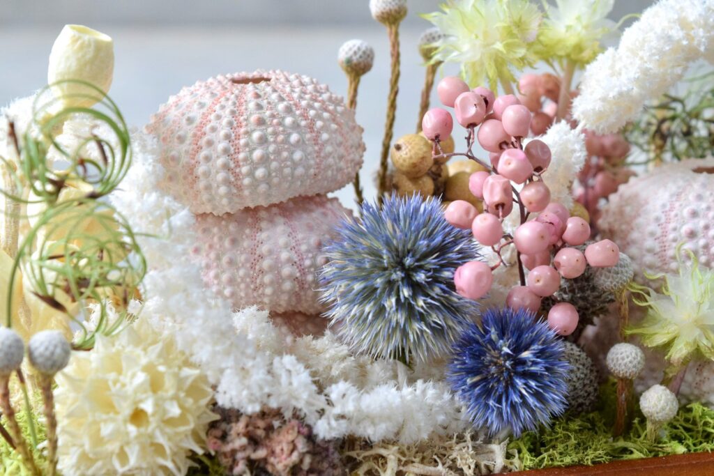 東京の花屋 叢屋Kusamurayaのドライフラワーインテリア雑貨。アンティーク調ガラスケース入りで、自宅用やギフト用に人気のアレンジメント。