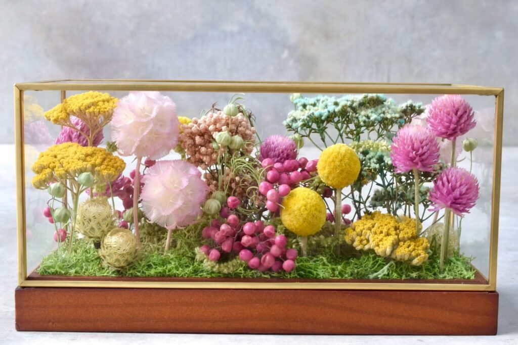 東京の花屋 叢屋Kusamurayaのドライフラワーインテリア雑貨。アンティーク調ガラスケース入りで、自宅用やギフト用に人気のアレンジメント。
