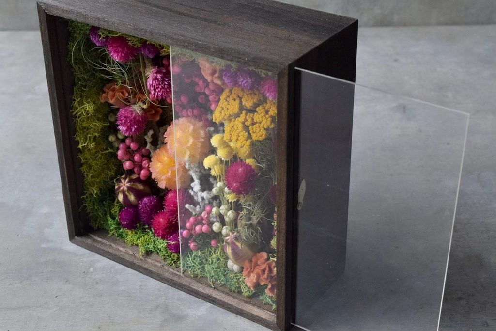 植物が群生して息づくような、不思議で奇妙な世界を閉じ込めた東京の花屋『叢屋kusamuraya』の植物インテリア。澄んだブルーがアクセントの、壁掛けに出来る立体装飾。