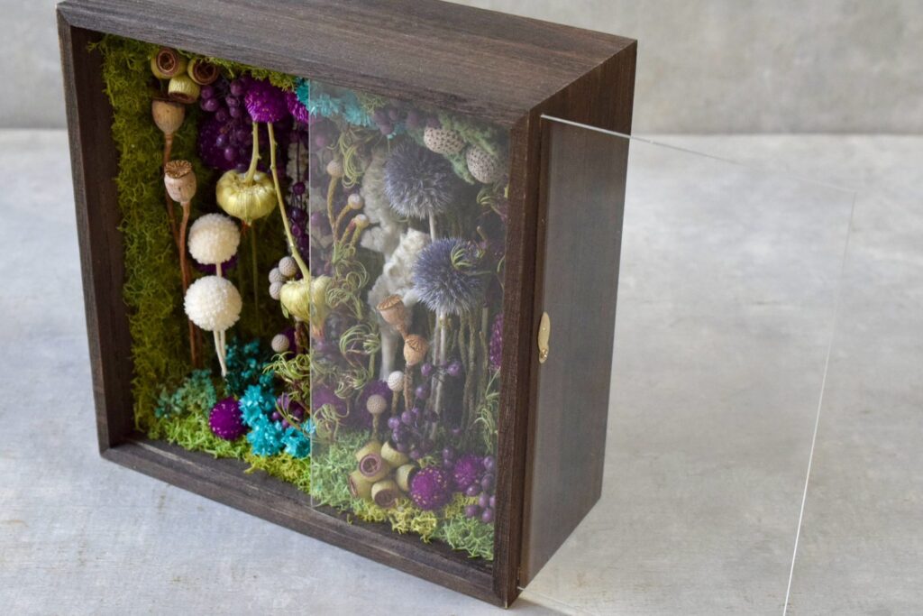 植物が群生して息づくような、不思議で奇妙な世界を閉じ込めた東京の花屋『叢屋kusamuraya』の植物インテリア。澄んだブルーがアクセントの、壁掛けに出来る立体装飾。