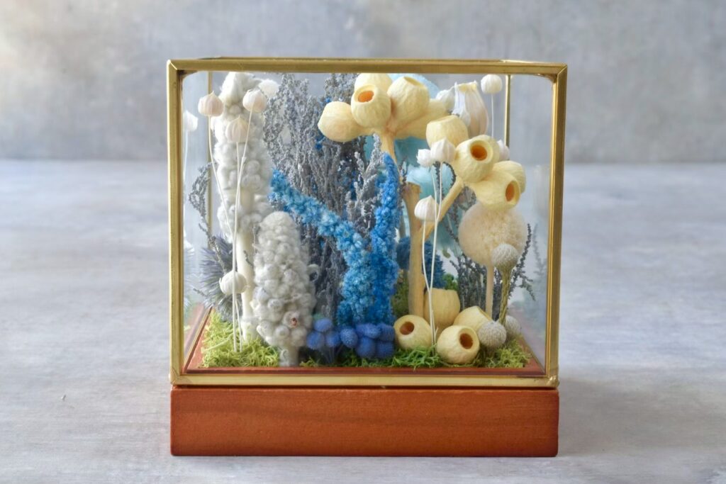 東京の花屋 叢屋Kusamurayaのドライフラワーインテリア雑貨。アンティーク調ガラスケース入りで、自宅用やギフト用に人気のアレンジメント。