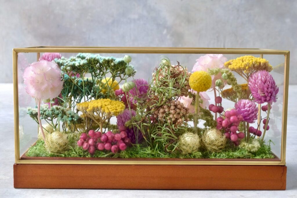 東京の花屋 叢屋Kusamurayaのドライフラワーインテリア雑貨。アンティーク調ガラスケース入りで、自宅用やギフト用に人気のアレンジメント。