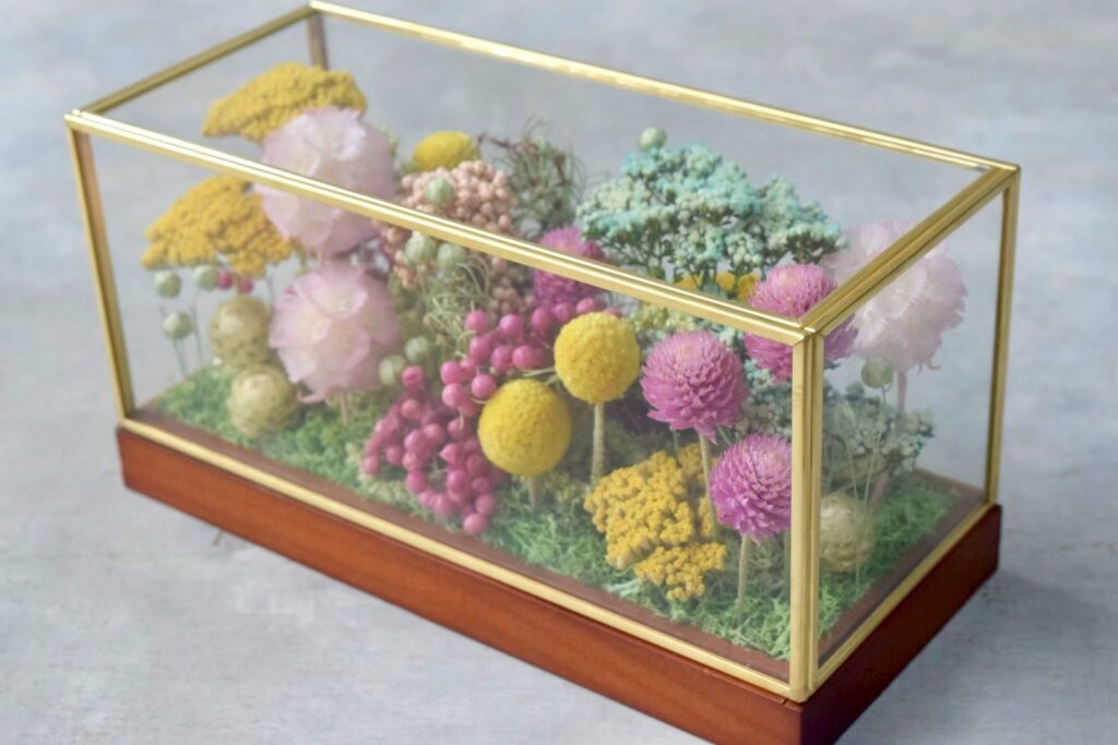 東京の花屋 叢屋Kusamurayaのドライフラワーインテリア雑貨。アンティーク調ガラスケース入りで、自宅用やギフト用に人気のアレンジメント。