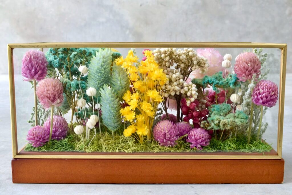 東京の花屋 叢屋Kusamurayaのドライフラワーインテリア雑貨。アンティーク調ガラスケース入りで、自宅用やギフト用に人気のアレンジメント。