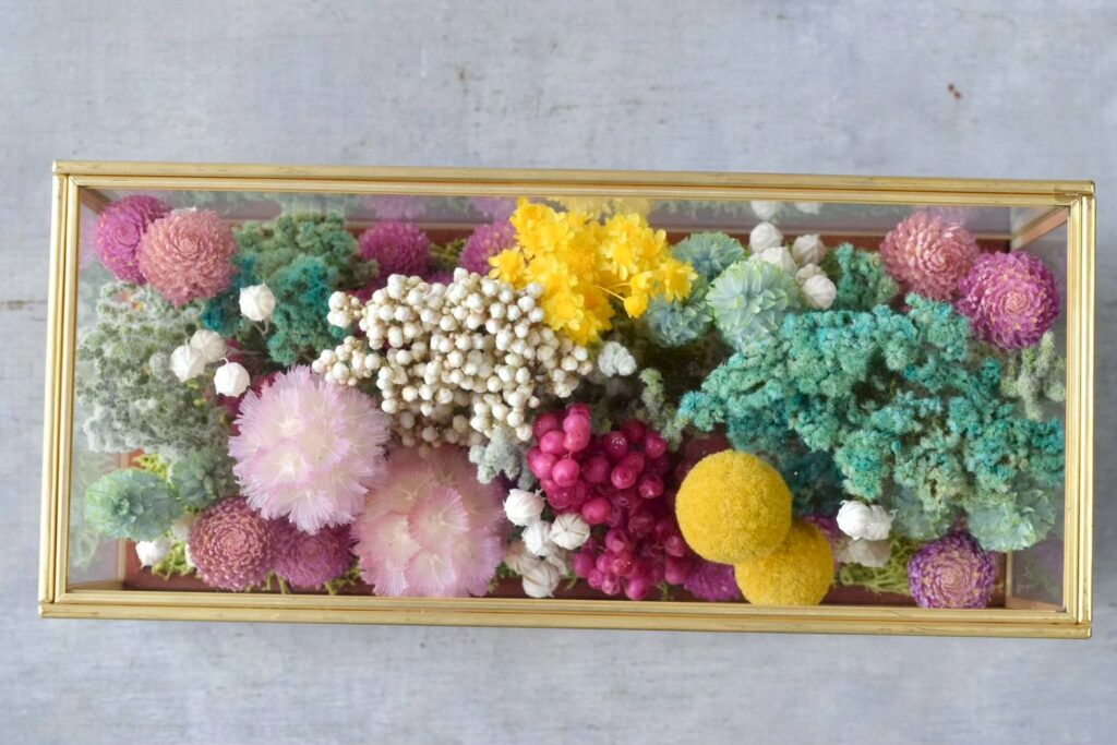 東京の花屋 叢屋Kusamurayaのドライフラワーインテリア雑貨。アンティーク調ガラスケース入りで、自宅用やギフト用に人気のアレンジメント。