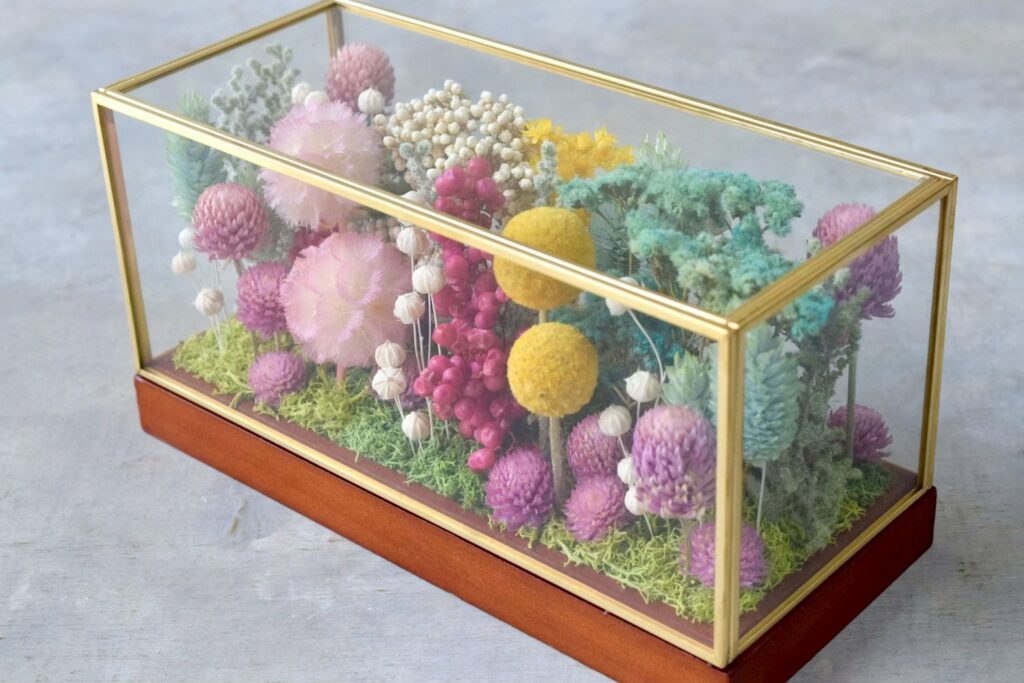 東京の花屋 叢屋Kusamurayaのドライフラワーインテリア雑貨。アンティーク調ガラスケース入りで、自宅用やギフト用に人気のアレンジメント。