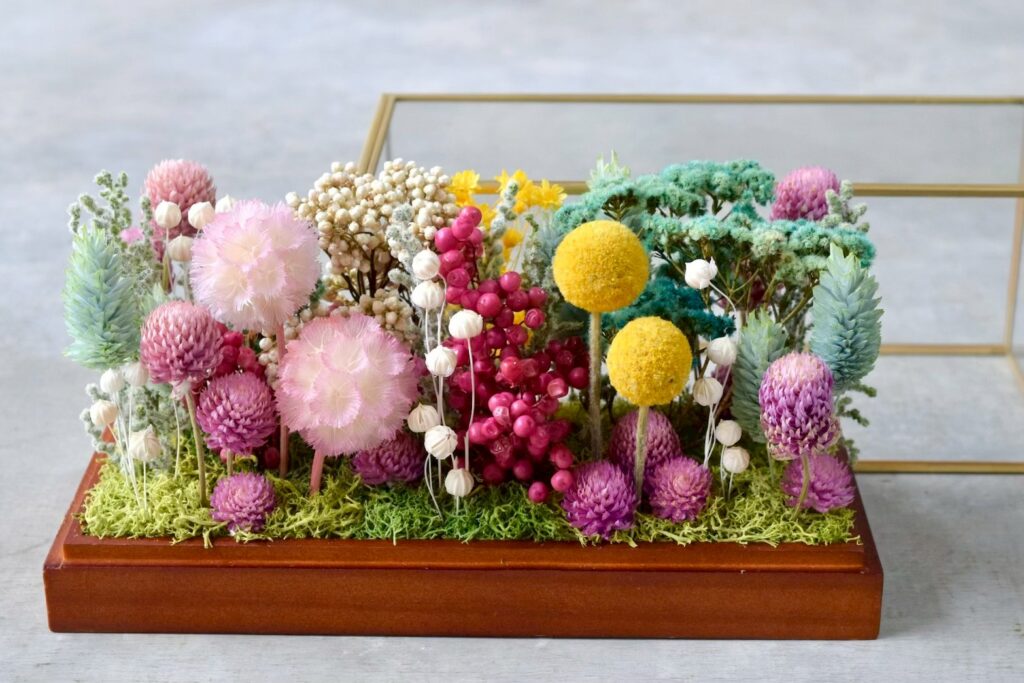 東京の花屋 叢屋Kusamurayaのドライフラワーインテリア雑貨。アンティーク調ガラスケース入りで、自宅用やギフト用に人気のアレンジメント。