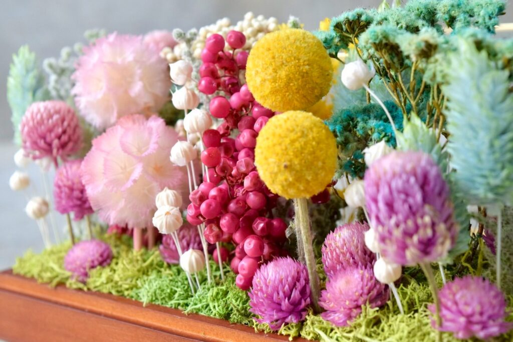 東京の花屋 叢屋Kusamurayaのドライフラワーインテリア雑貨。アンティーク調ガラスケース入りで、自宅用やギフト用に人気のアレンジメント。