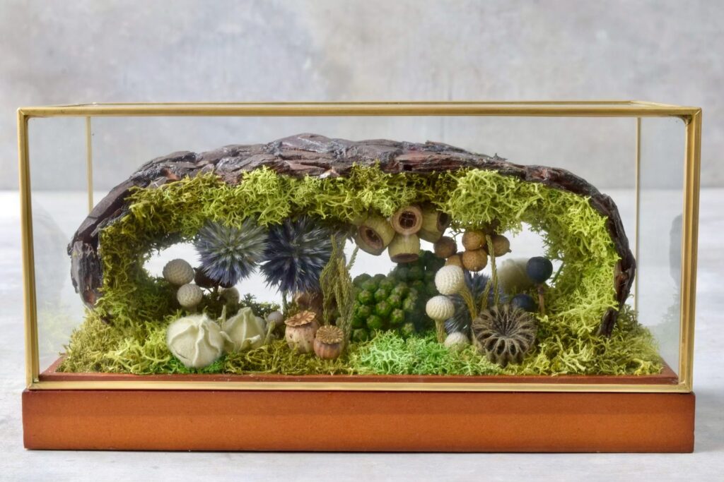 東京の花屋 叢屋Kusamurayaのドライフラワーインテリア雑貨。アンティーク調ガラスケース入りで、自宅用やギフト用に人気のアレンジメント。