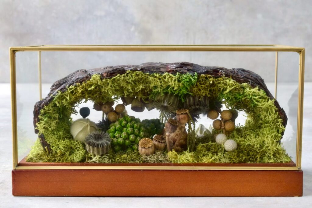 東京の花屋 叢屋Kusamurayaのドライフラワーインテリア雑貨。アンティーク調ガラスケース入りで、自宅用やギフト用に人気のアレンジメント。