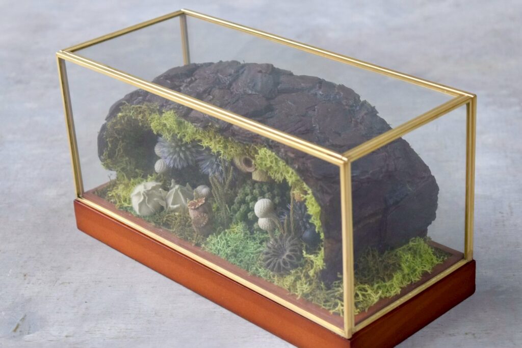 東京の花屋 叢屋Kusamurayaのドライフラワーインテリア雑貨。アンティーク調ガラスケース入りで、自宅用やギフト用に人気のアレンジメント。