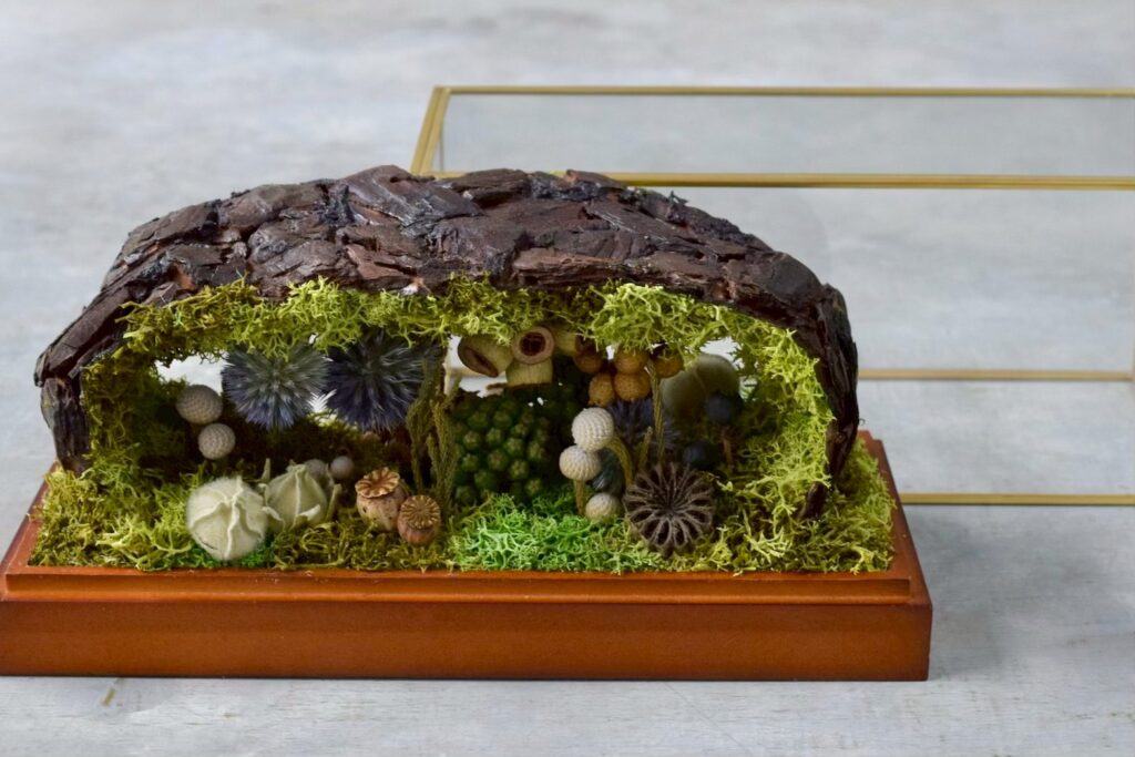 東京の花屋 叢屋Kusamurayaのドライフラワーインテリア雑貨。アンティーク調ガラスケース入りで、自宅用やギフト用に人気のアレンジメント。