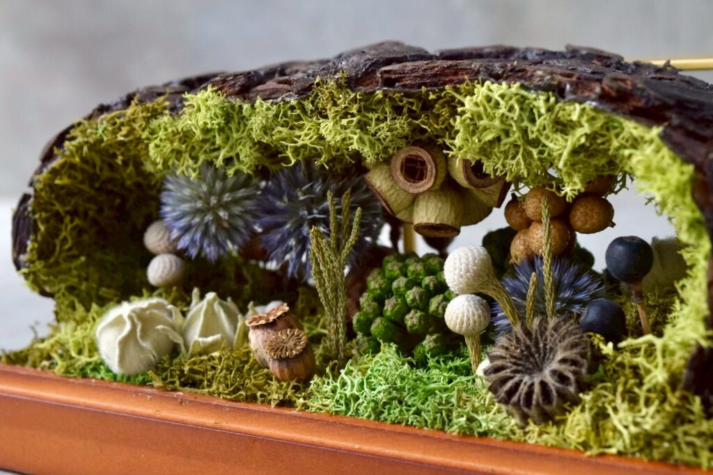 東京の花屋 叢屋Kusamurayaのドライフラワーインテリア雑貨。アンティーク調ガラスケース入りで、自宅用やギフト用に人気のアレンジメント。