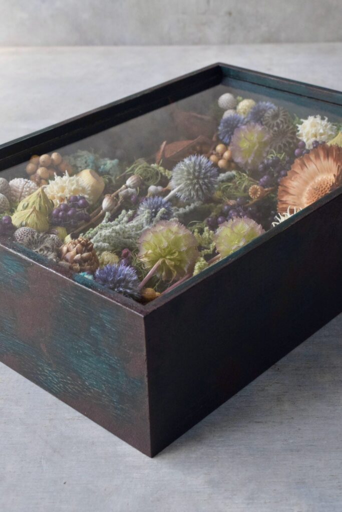 東京の花屋 叢屋Kusamurayaのドライフラワーインテリア雑貨。アンティーク調の木製フレーム(ウッドボックス)を使った、自宅用やギフト用に人気のアレンジメント。