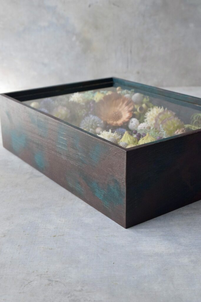 東京の花屋 叢屋Kusamurayaのドライフラワーインテリア雑貨。アンティーク調の木製フレーム(ウッドボックス)を使った、自宅用やギフト用に人気のアレンジメント。