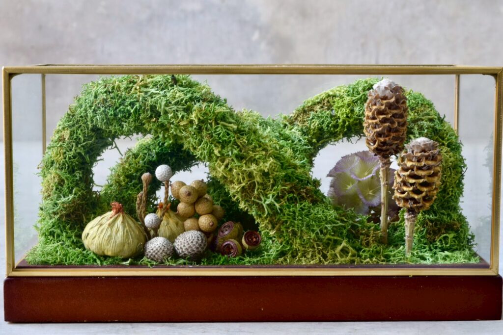 東京の花屋 叢屋Kusamurayaのドライフラワーインテリア雑貨。アンティーク調ガラスケース入りで、自宅用やギフト用に人気のアレンジメント。