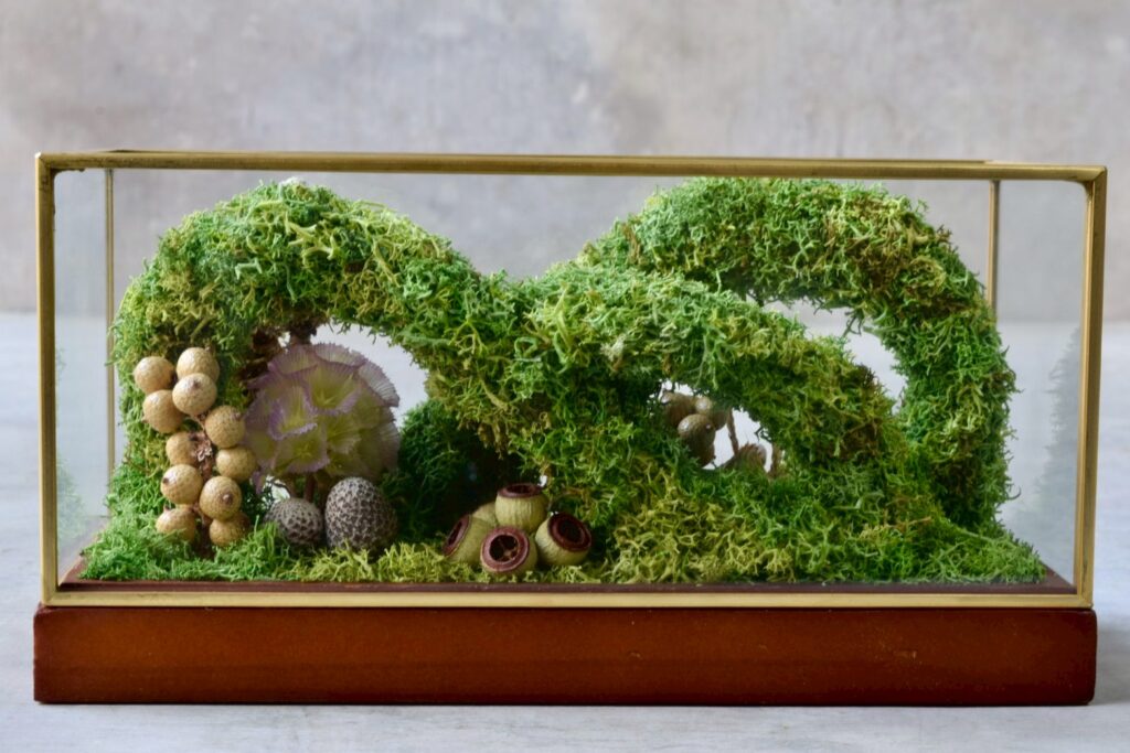 東京の花屋 叢屋Kusamurayaのドライフラワーインテリア雑貨。アンティーク調ガラスケース入りで、自宅用やギフト用に人気のアレンジメント。