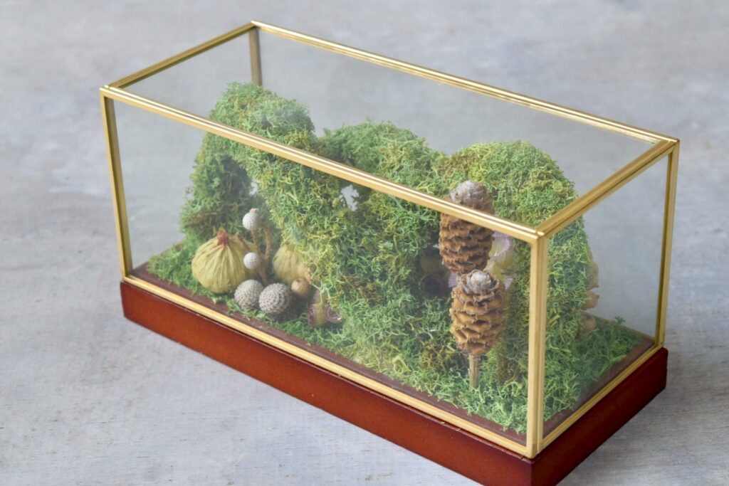 東京の花屋 叢屋Kusamurayaのドライフラワーインテリア雑貨。アンティーク調ガラスケース入りで、自宅用やギフト用に人気のアレンジメント。