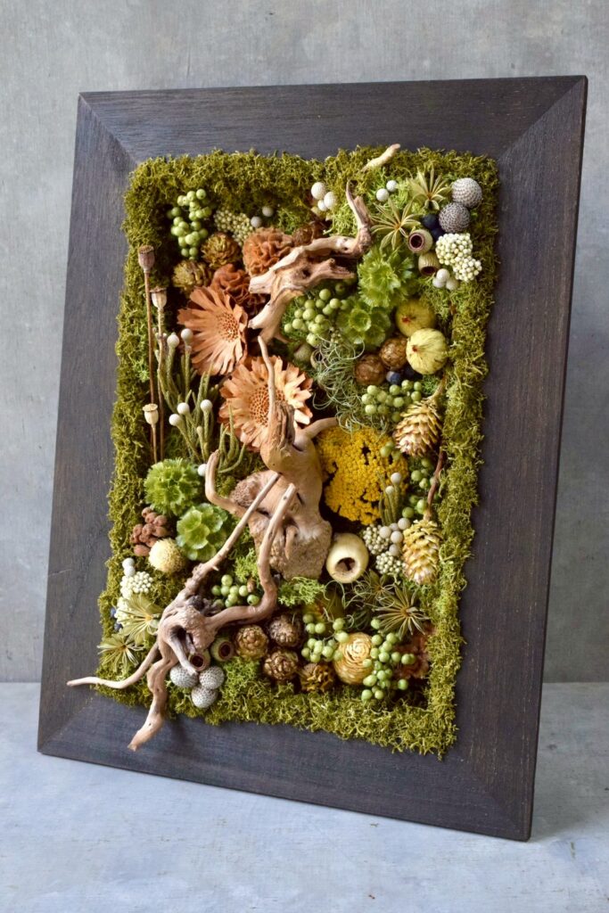 東京の花屋 叢屋Kusamurayaのドライフラワーインテリア雑貨。アンティーク調の木製フレームに、絵画をイメージしてデザインされた壁掛けタイプのドライフラワーインテリア。自宅用やギフト用として人気のアレンジメントです。