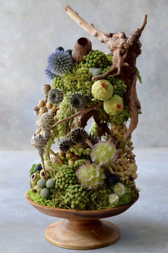 東京の花屋 叢屋Kusamurayaのドライフラワーインテリア雑貨。アンティーク調の木皿(ウッドプレート)を使った、自宅用やギフト用に人気のアレンジメント。