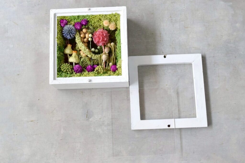 東京の花屋 叢屋Kusamurayaのドライフラワーインテリア雑貨。アンティーク調の木製フレーム入りで、自宅用やギフト用に人気のアレンジメント。