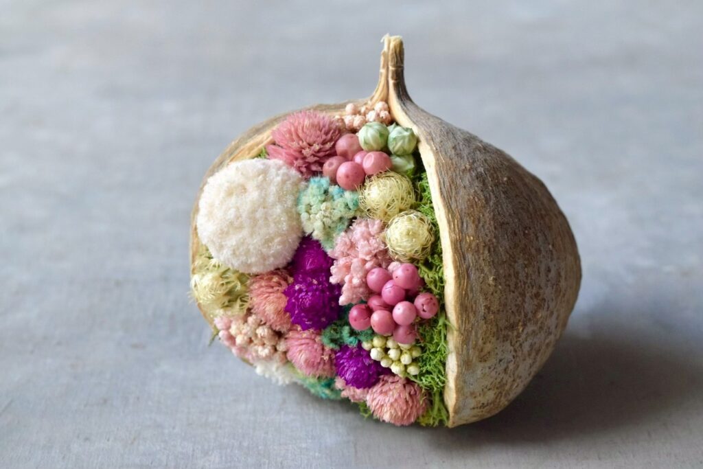 東京の花屋。幸福をもたらすと言われる縁起物のブッダナッツを器にした叢屋Kusamurayaドライフラワーアレンジ 誕生日・記念日ギフトや自宅インテリアにおすすめ。