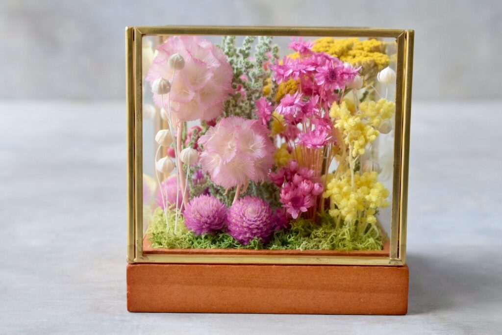 東京の花屋 叢屋Kusamurayaのドライフラワーインテリア雑貨。アンティーク調ガラスケース入りで、自宅用やギフト用に人気のアレンジメント。