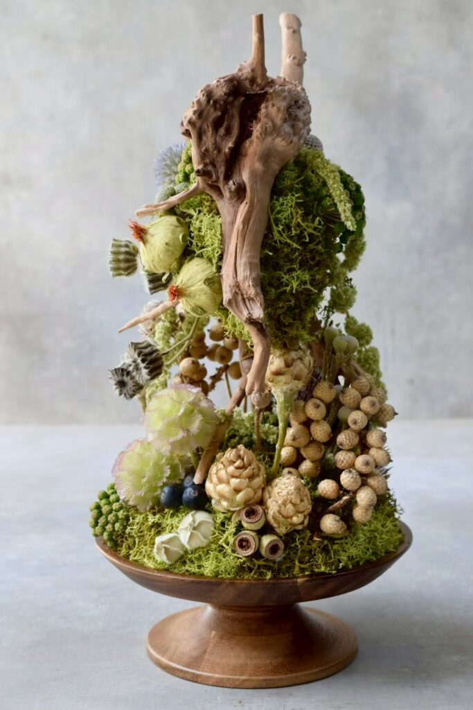 東京の花屋 叢屋Kusamurayaのドライフラワーインテリア雑貨。アンティーク調の木皿(ウッドプレート)を使った、自宅用やギフト用に人気のアレンジメント。