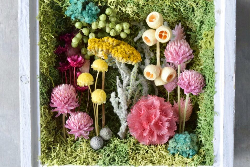 東京の花屋 叢屋Kusamurayaのドライフラワーインテリア雑貨。アンティーク調の木製フレーム入りで、自宅用やギフト用に人気のアレンジメント。