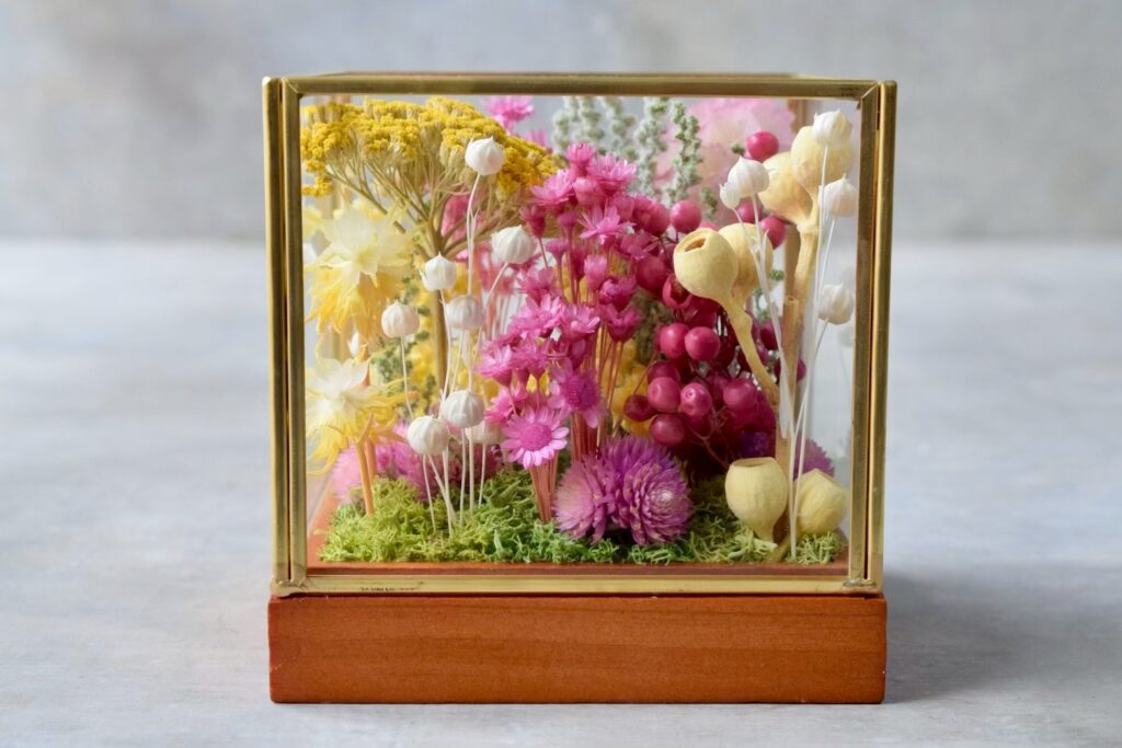 東京の花屋 叢屋Kusamurayaのドライフラワーインテリア雑貨。アンティーク調ガラスケース入りで、自宅用やギフト用に人気のアレンジメント。