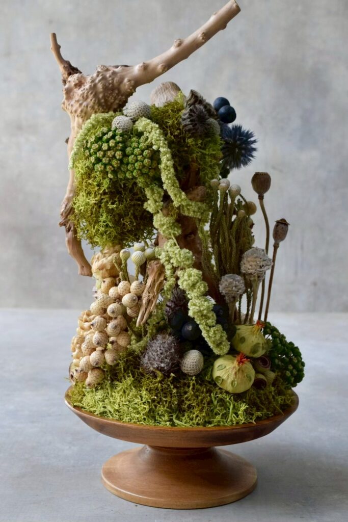 東京の花屋 叢屋Kusamurayaのドライフラワーインテリア雑貨。アンティーク調の木皿(ウッドプレート)を使った、自宅用やギフト用に人気のアレンジメント。