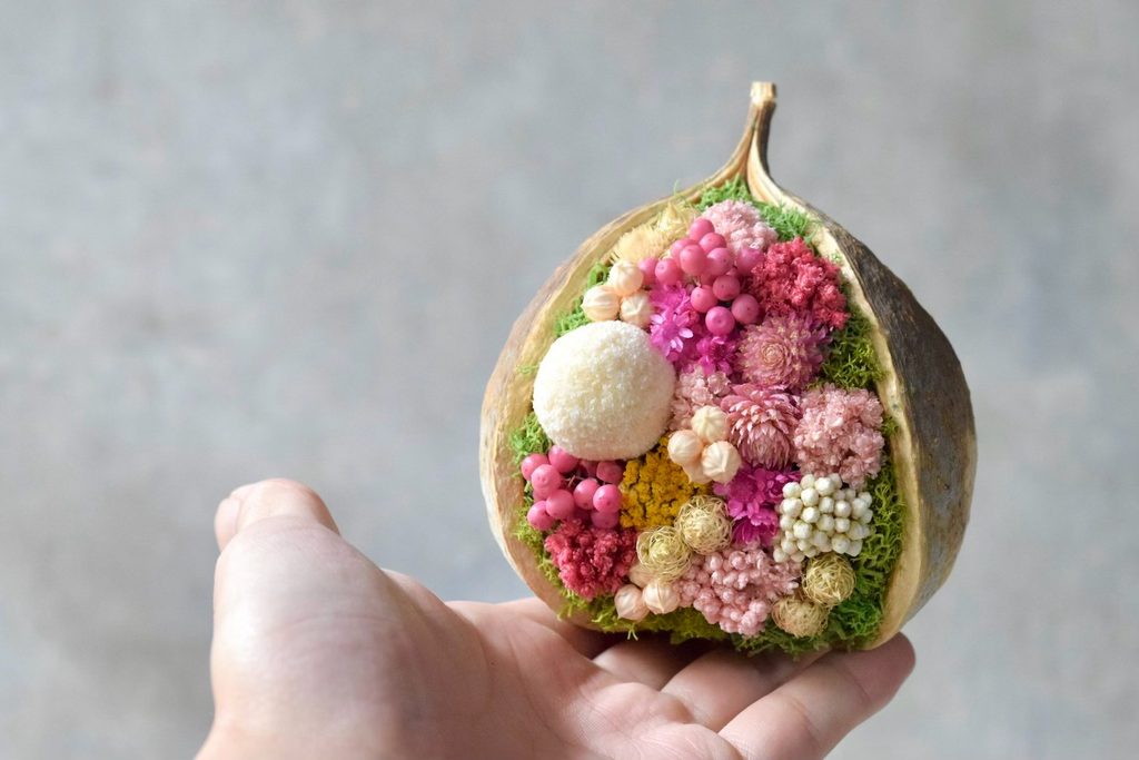 東京の花屋。幸福をもたらすと言われる縁起物のブッダナッツを器にした叢屋Kusamurayaドライフラワーアレンジ 誕生日・記念日ギフトや自宅インテリアにおすすめ。