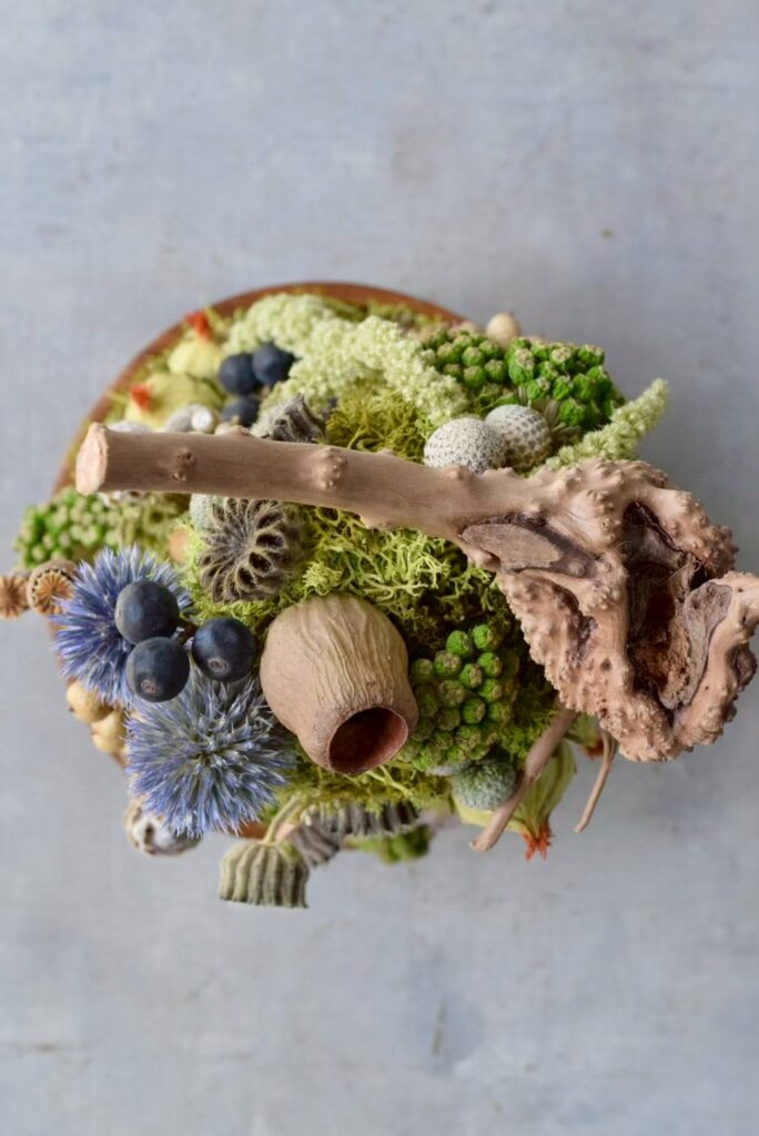 東京の花屋 叢屋Kusamurayaのドライフラワーインテリア雑貨。アンティーク調の木皿(ウッドプレート)を使った、自宅用やギフト用に人気のアレンジメント。