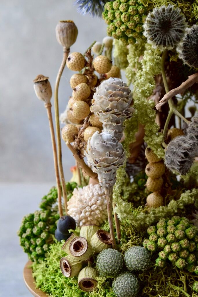 東京の花屋 叢屋Kusamurayaのドライフラワーインテリア雑貨。アンティーク調の木皿(ウッドプレート)を使った、自宅用やギフト用に人気のアレンジメント。