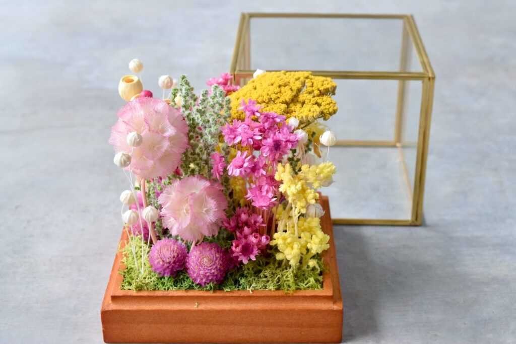 東京の花屋 叢屋Kusamurayaのドライフラワーインテリア雑貨。アンティーク調ガラスケース入りで、自宅用やギフト用に人気のアレンジメント。