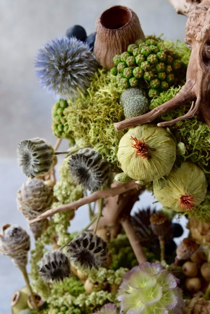 東京の花屋 叢屋Kusamurayaのドライフラワーインテリア雑貨。アンティーク調の木皿(ウッドプレート)を使った、自宅用やギフト用に人気のアレンジメント。