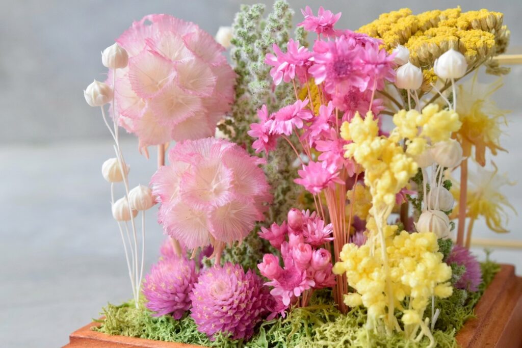 東京の花屋 叢屋Kusamurayaのドライフラワーインテリア雑貨。アンティーク調ガラスケース入りで、自宅用やギフト用に人気のアレンジメント。