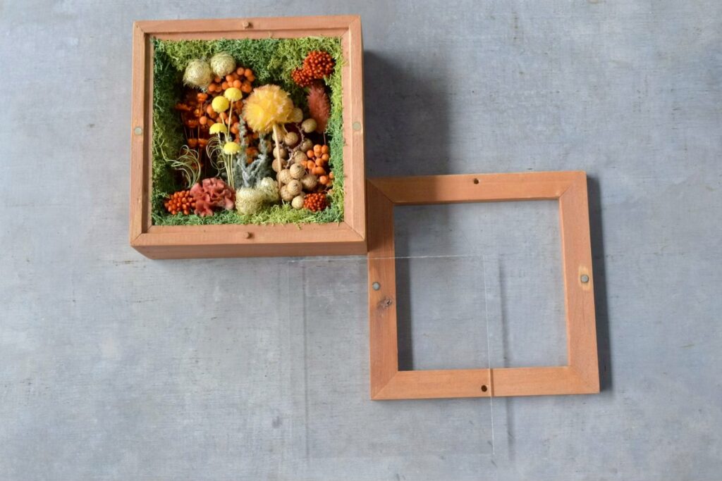 東京の花屋 叢屋Kusamurayaのドライフラワーインテリア雑貨。アンティーク調の木製フレーム入りで、自宅用やギフト用に人気のアレンジメント。