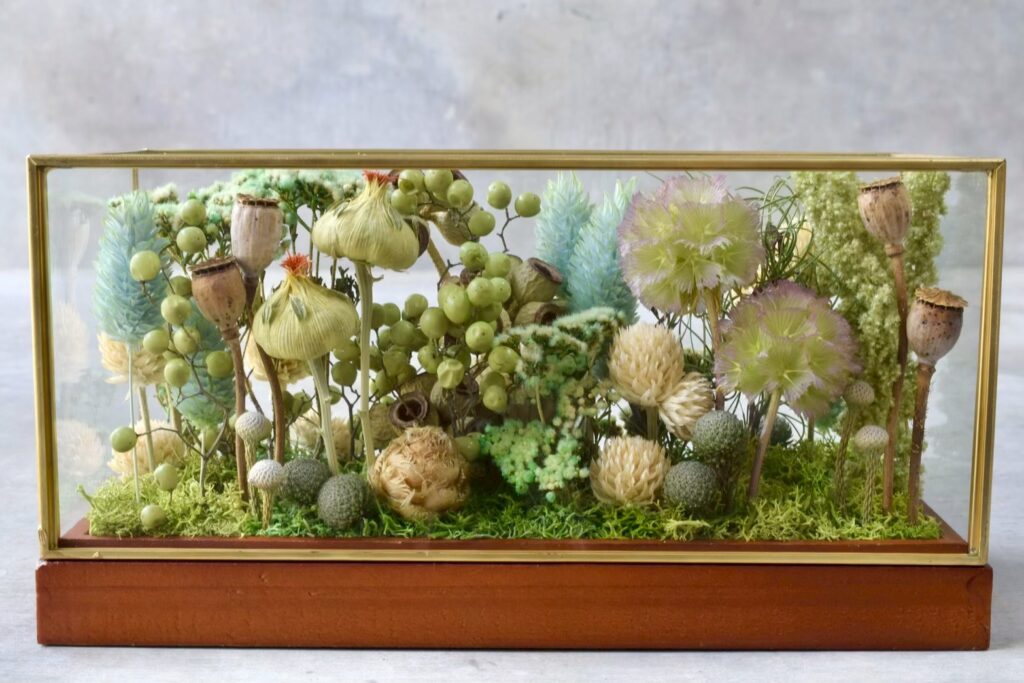 東京の花屋 叢屋Kusamurayaのドライフラワーインテリア雑貨。アンティーク調ガラスケース入りで、自宅用やギフト用に人気のアレンジメント。