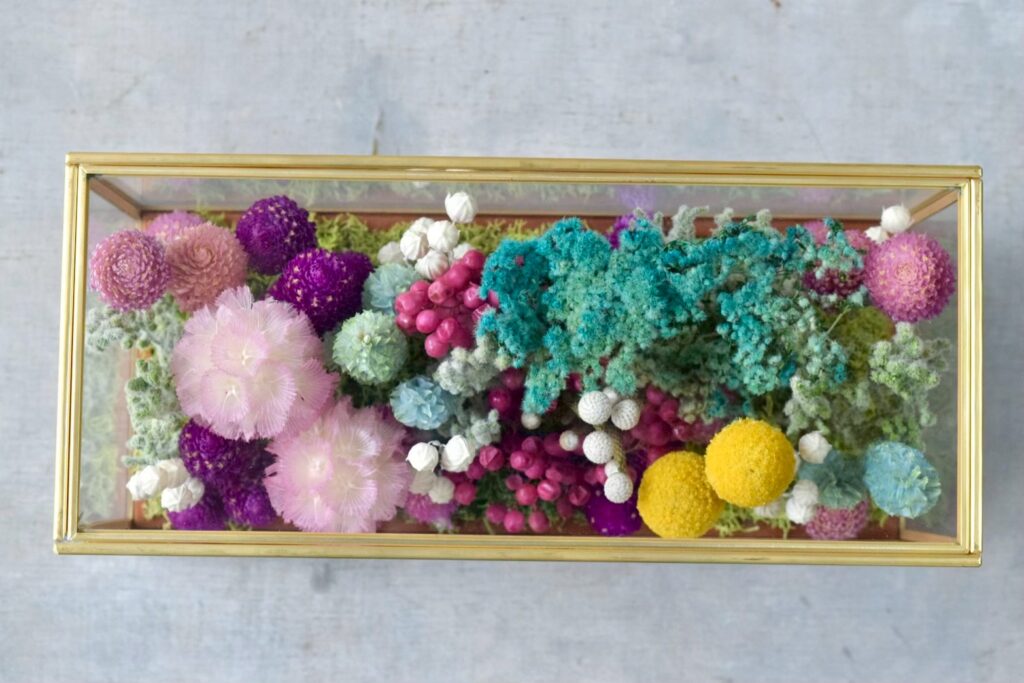 東京の花屋 叢屋Kusamurayaのドライフラワーインテリア雑貨。アンティーク調ガラスケース入りで、自宅用やギフト用に人気のアレンジメント。