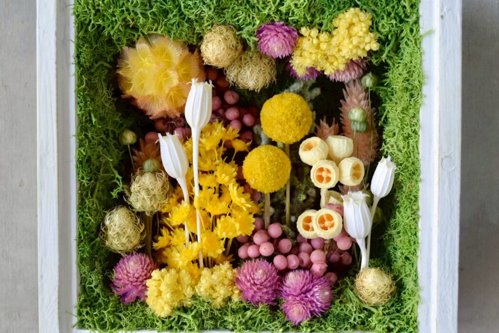 東京の花屋 叢屋Kusamurayaのドライフラワーインテリア雑貨。アンティーク調の木製フレーム入りで、自宅用やギフト用に人気のアレンジメント。