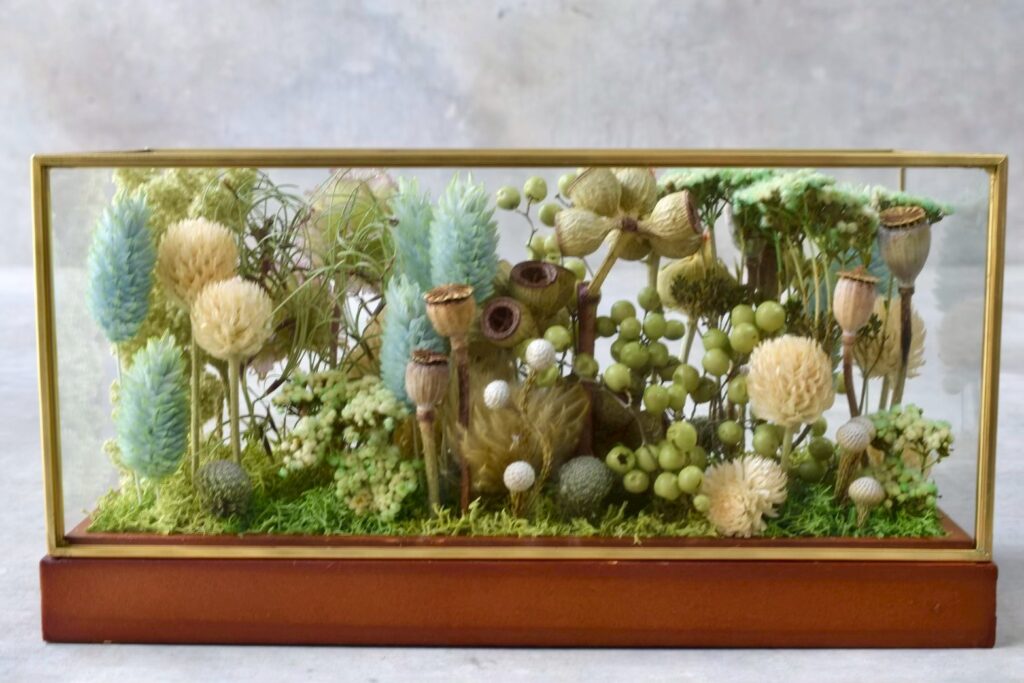 東京の花屋 叢屋Kusamurayaのドライフラワーインテリア雑貨。アンティーク調ガラスケース入りで、自宅用やギフト用に人気のアレンジメント。